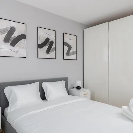 아파트 Tauron Modern By Bookinghost *